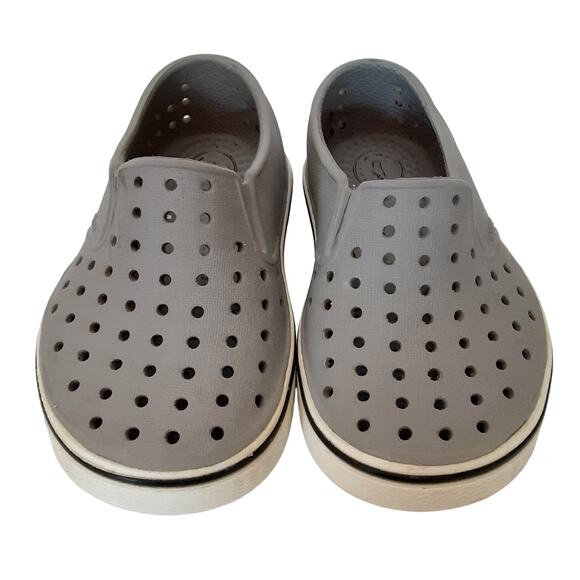 Native Miles Kids 7 Water Shoes Gray White Slip On Sneakers Back to School Play - Picture 4 of 9